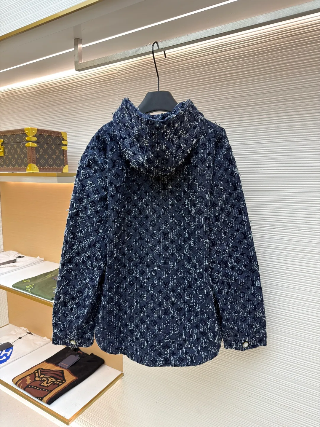 LOUIS VUITTON hooded denim jacket with velvet print ●Original version: Purchased and developed for 31500 ●Item number: 1681055-C55 ●Fabric: Retro siro jacquard exposed gauze fabric ●Technology: Heavy jacquard tassel production ●Version: Fitted version ●Weight: about 1255 grams ●Size: 46-48-50-52 ●Description: Vintage siro jacquard exposed gauze fabric, which is washed and polished with sand and gravel to form an aged texture, with an overly natural color. Heavy jacquard fringe craftsmanship creates the ultimate artistic sense. You can see how complicated the craftsmanship is when you look at the real thing. The hem leather tag has an iron mold pattern in the opposite color, and is made of genuine first-layer cowhide suede, which distinguishes it from the vague versions on the market. The lacquered copper bright lettering is clear and delicate, environmentally friendly, fixed and spray-dyed. The inner sewing barrel is threaded and hemmed. The workmanship is fine and perfectly restored. It instantly beats all versions on the market. The overall wiring is straight and delicate, the fabric is comfortable and soft, and the color is consistent without color difference. It can be matched with the same style to create a fashionable look and control various occasions. Customized accessories, complete with three standards, same style for men and women!